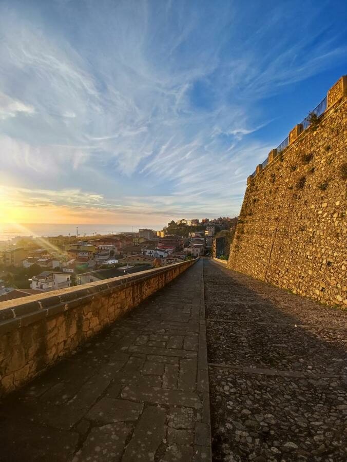 Le mura del borgo al tramonto