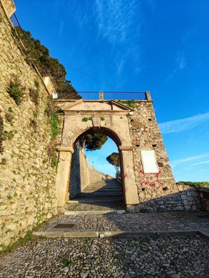L'antica porta del borgo di Paola